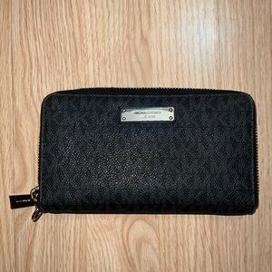 Like New! Michael Kors Jet Set Travel Signature Print Continental Wallet Black